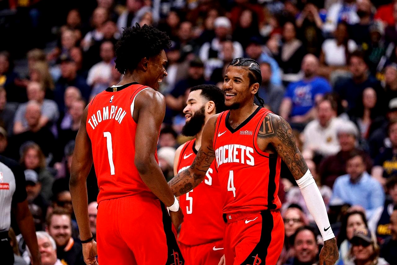 关于休斯敦火箭迎中超关键赛；赛后强势反弹；气氛紧张；更衣室氛围转暖的信息